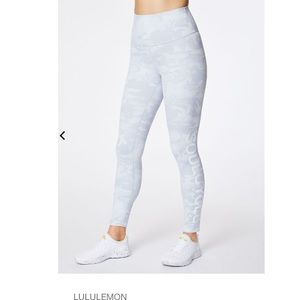 Soul cycle WUNDER UNDER CAMO LEGGING size 6